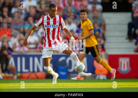 Xxv Luglio 2018, bet365 Stadium, Stoke-on-Trent, Inghilterra; pre stagione amichevole di calcio, Stoke City rispetto a Wolverhampton Wanderers; Tom Ince di Stoke City controlla una sfera allentati Foto Stock