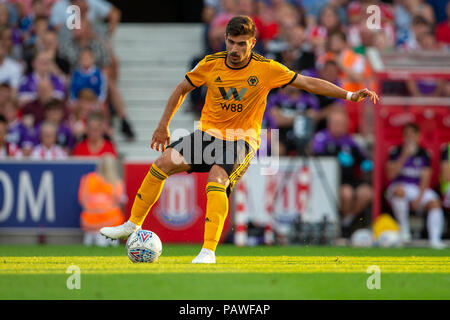 Xxv Luglio 2018, bet365 Stadium, Stoke-on-Trent, Inghilterra; pre stagione amichevole di calcio, Stoke City rispetto a Wolverhampton Wanderers; Ruben Neves di Wolverhampton Wanderers tagli all'interno sulla sfera Foto Stock