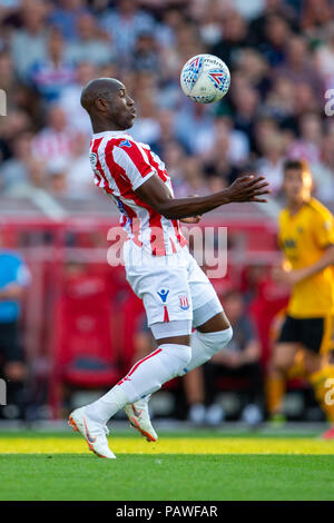 Xxv Luglio 2018, bet365 Stadium, Stoke-on-Trent, Inghilterra; pre stagione amichevole di calcio, Stoke City rispetto a Wolverhampton Wanderers; Saido Berahino di Stoke City cassapanche verso il basso la sfera Foto Stock