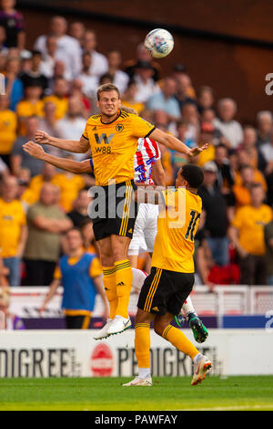 Xxv Luglio 2018, bet365 Stadium, Stoke-on-Trent, Inghilterra; pre stagione amichevole di calcio, Stoke City rispetto a Wolverhampton Wanderers; Helder Costa di Wolverhampton Wanderers e Ryan Shawcross di Stoke City chalenge per una testata Foto Stock