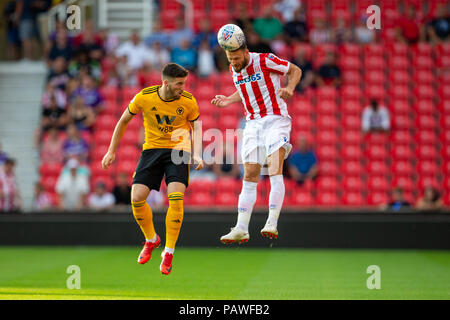 Xxv Luglio 2018, bet365 Stadium, Stoke-on-Trent, Inghilterra; pre stagione amichevole di calcio, Stoke City rispetto a Wolverhampton Wanderers; Erik Pieters di Stoke City capi la sfera Foto Stock