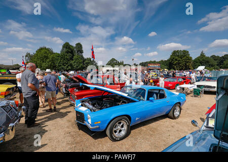 I classici sulla comune car show, organizzato dal villaggio di Harpenden Rotary Club, è uno dei più grandi a metà settimana mostra auto in Gran Bretagna, si tiene ogni anno a Harpenden comune. I visitatori sono state godendo il tempo in estate e circa 1000 classic cars, esotici auto, moto e scooter. Foto Stock