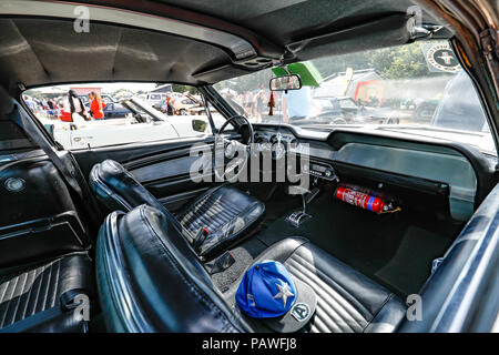 I classici sulla comune car show, organizzato dal villaggio di Harpenden Rotary Club, è uno dei più grandi a metà settimana mostra auto in Gran Bretagna, si tiene ogni anno a Harpenden comune. I visitatori sono state godendo il tempo in estate e circa 1000 classic cars, esotici auto, moto e scooter. Foto Stock