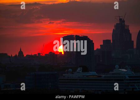 Londra, 25 Luglio 2018: Tramonto oltre la Cattedrale di St Paul e la città di Londra. Crociera Viking mare attraccate al molo di Greenwich in primo piano. Credito : Claire Doherty/Alamy Live News Foto Stock