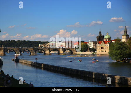 Praga, Repubblica Ceca. 14 Luglio, 2018. Lungo il fiume Moldava a Praga, Repubblica Ceca. Credito: Leigh Taylor/ZUMA filo/Alamy Live News Foto Stock