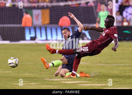 East Rutherford, New Jersey, USA. Xxv Luglio, 2018. Sadio Mane (10) di Liverpool FC diventa solo un passo di distanza durante un International Champions Cup match contro il Manchester City a Metlife Stadium di East Rutherford, New Jersey. Gregorio Vasil/Cal Sport Media/Alamy Live News Foto Stock