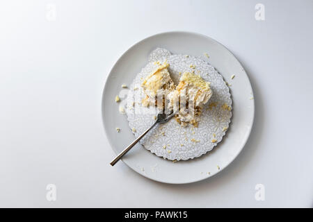 Torta incompiuto piastra piatto sporco e torta rotto Foto Stock