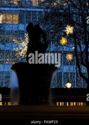 Fontana di Venere, disegnato da Gilbert Ledward, in Sloane Square, Londra, Regno Unito, con Peter Jones store in background. Foto Stock