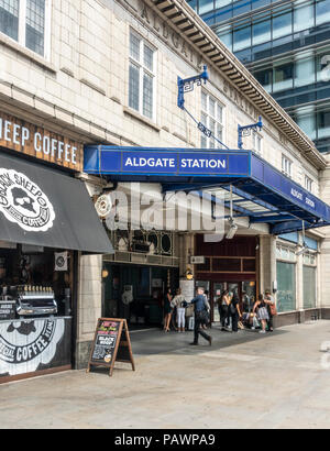 Ingresso di Aldgate stazione della metropolitana in Leman Street, City of London. Passeggeri in piedi fuori ed entrare. Foto Stock