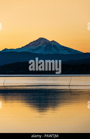 Tramonto su Mt. Baker attraverso Bellingham Bay, Bellingham, Washington, nordovest del Pacifico, Stati Uniti d'America. Foto Stock