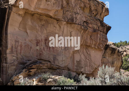 Antico dei Nativi Americani e petroglifi pittogrammi in Sego Canyon dello Utah. Foto Stock