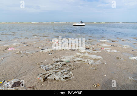 Rifiuti di plastica lavati fino a una spiaggia Foto Stock