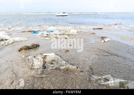 Rifiuti di plastica lavati fino a una spiaggia Foto Stock