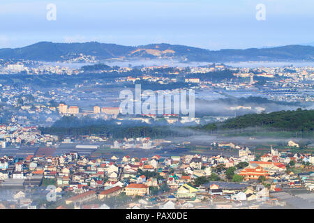Paesaggio di Da lat città con il cloud nelle prime ore del mattino, Vietnam Foto Stock
