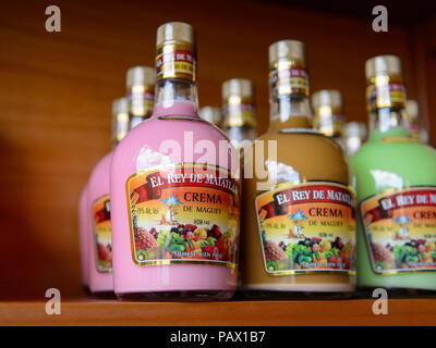 OAXACA, Messico - Ott 31, 2016: Bevande alcoliche al tessuto di Mezcal chiamato El Rey de Matatlan. Mescal è un distillato bevanda alcolica da un Foto Stock