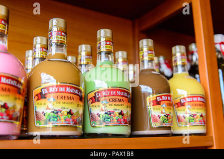 OAXACA, Messico - Ott 31, 2016: Bevande alcoliche al tessuto di Mezcal chiamato El Rey de Matatlan. Mescal è un distillato bevanda alcolica da un Foto Stock