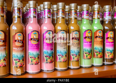 OAXACA, Messico - Ott 31, 2016: Bevande alcoliche al tessuto di Mezcal chiamato El Rey de Matatlan. Mescal è un distillato bevanda alcolica da un Foto Stock