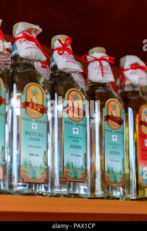 OAXACA, Messico - Ott 31, 2016: Bevande alcoliche al tessuto di Mezcal chiamato El Rey de Matatlan. Mescal è un distillato bevanda alcolica da un Foto Stock