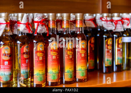 OAXACA, Messico - Ott 31, 2016: Bevande alcoliche al tessuto di Mezcal chiamato El Rey de Matatlan. Mescal è un distillato bevanda alcolica da un Foto Stock