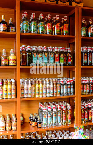 OAXACA, Messico - Ott 31, 2016: Bevande alcoliche al tessuto di Mezcal chiamato El Rey de Matatlan. Mescal è un distillato bevanda alcolica da un Foto Stock