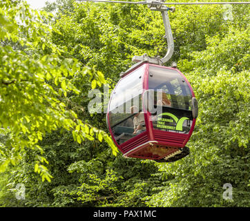 Thale, Sassonia-Anhalt, Germania, 23 luglio. 2018: Rosso cabina della funivia di Thale nella catena montuosa di Harz tra il verde degli alberi di estate Foto Stock