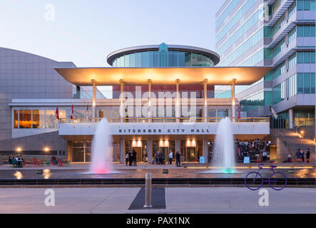 Kitchener Municipio lungo King Street West al tramonto nel centro cittadino di Kitchener, Ontario, Canada. Foto Stock