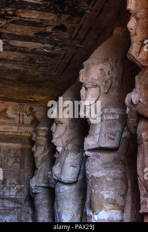 ABU SIMBEL EGITTO - Dicembre 3, 2014: Interno del Grande Tempio di Ramesses II su sunrise, Abu Simbel Egitto. Una delle principali attrazioni turistiche di Egitto Foto Stock