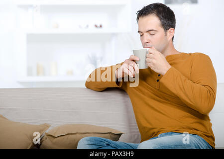 Libero professionista godendo di odore del caffè Foto Stock