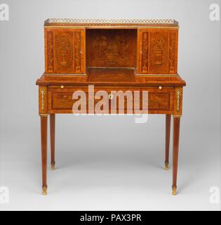 Desk (bonheur du jour). Cultura: British. Dimensioni: 41 5/16 × 34 7/8 × 18 5/8 in. (104,9 × 88,6 × 47,3 cm). Data: ca. 1780-90. L idea di questo tipo, con una partizione in rilievo sul retro, era stato concepito in Franec circa 1750. Ampiamente utilizzato da lady letterwriters, ha ricevuto il nome civettuolo bonheur du jour. La pianura, linee eleganti di questo esempio sono impostate su off da eccezionalmente bene, caratteristicamente inglese intarsiato. Museo: Metropolitan Museum of Art di New York, Stati Uniti d'America. Foto Stock