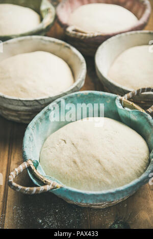 Pasta madre per cuocere il pane fatto in casa in ceste, il fuoco selettivo Foto Stock