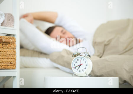 L'uomo soffre di brutto caso di insonnia Foto Stock