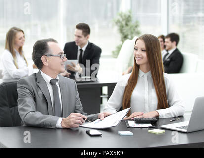 Marketer e Team Manager lavora con i grafici della carta. Foto Stock