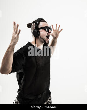 Badass rapper cuffie esegue un brano rap Foto Stock