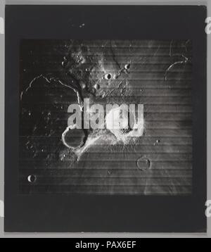 La luna - Cratere Aristarco, Schroter's Valley. Artista: Nazionale Aeronautica e Spaziale Administration (NASA). Dimensioni: Immagine: 13 3/4 × 12 1/4 in. (34,9 × 31,1 cm) Montaggio: 18 × 16. (45,7 × 40,6 cm). Stampante: Eastman Kodak Co. (Americana). Data: 1967. Questa fotografia è stata effettuata come parte del Lunar Orbiter programma, una serie di cinque veicolo spaziale senza equipaggio lanciato in orbita attorno alla luna nel 1966 e 1967. Ogni navicella è stato equipaggiato con un sofisticato sistema di formazione di immagini fornite da Eastman Kodak, che consisteva in un doppio obiettivo fotocamera film, la lavorazione e la movimentazione di unità e un scanner di lettura Foto Stock