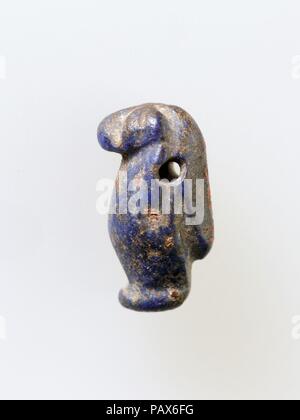 Taweret amuleto. Dimensioni: H. 1.4 cm (9/16 in.); W. 0,6 cm (1/4 in.); D. 0,7 cm (1/4 in.). Dynasty: Dynasty 12, fine-17. Data: ca. 1850-1550 A.C. Questo amuleto fu trovato in camera saccheggiato raggiunto da un albero nel portico di una tomba scavata nella roccia nella sezione Asasif della necropoli tebana. Tra i reperti sono stati parti di un rettangolare bara di legno con geroglifici verdi su sfondo giallo come pure alcuni resti di uno o più modelli di barca di legno(s), tre scarabei (13.180.8- .10), due anidrite wc navi (13.180.19a- .c, .20) e il gruppo di articoli di bigiotteria (13.180.1- .18a- .l) s Foto Stock