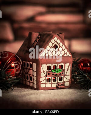 Gingerbread house,palle di Natale. il concetto di celebrati Foto Stock