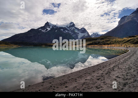 Specchio di Cerro Paine Grande, parco nazionale di Torres del Paine nella Patagonia cilena. Solo per pochi minuti il vento era assolutamente tranquilla. Un momento magico. Foto Stock