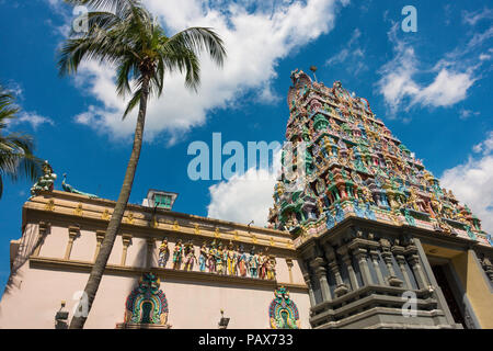 Dettagliate e colorate religiosa tempio indù pareti & esterno dello Sri Thendayuthapani nella città di Singapore Foto Stock