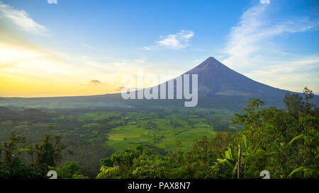 Il monte Vulcano Mayon paesaggio, il più attivo nelle Filippine, siede perfetto come visto dalla collina Lignon, Albay - Bicol. Foto Stock