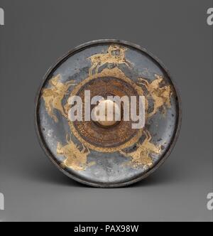 Argento dorato phiale mesomphalos. Cultura: greco. Dimensioni: diametro: 8 a. (20,3 cm) di altezza: 1 1/4 in. (3.2 cm) altri: 14.6oz. (413.95g). Data: fine del V secolo A.C. Molto poco greca classica piastra di argento oggi sopravvive. Il golden figurale decorazione su questi esempi richiama alla mente Athenian red-figura vasi e studiosi dibattito se preziosi arredi come queste sono state fonte di ispirazione per i vasi dipinti. Tuttavia, poiché la maggior parte di oro-argento figurato le navi che sono state trovate in macedone e Thracian tombe sulle frange del nord del mondo ellenizzata e sono databili alla seconda metà del fif Foto Stock