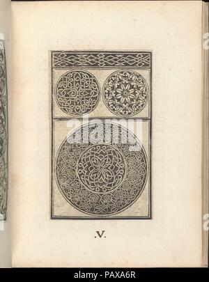 Esemplario di lavori, pagina 5 (recto). Dimensioni: 9 5/16 x 7 1/4 x 15/16 in. (23,7 x 18,4 x 2,4 cm). Pubblicato in: Venezia. Editore: Nicolò Zoppino (italiano, Ferrara 1478/80-1544 Venezia) , Venezia. Data: Agosto 1529. Pubblicato da Nicolo Zoppino, italiano, attivo del XVI secolo, Venezia. Dall'alto al basso e da sinistra a destra: Design composto da 3 registri orizzontali: disegno geometrico sulla sommità di sfondo nero, 2 cerchi: geometriche pattern interlacciata e motivo floreale, cerchio più ampio con due livelli di geometrica patterning di interlacciamento. Museo: Metropolitan Museum of Art di New York, Stati Uniti d'America. Foto Stock