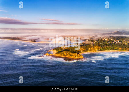 Delta del fiume Nambucca entrando in oceano pacifico vicino a Nambucca capi città costiere e le manovre a fine campo in vista aerea dal mare aperto durante la calda luce del mattino un Foto Stock