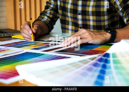 Graphic Designer scegliere i colori da bande di colore dei campioni per la progettazione .Designer grafico creatività concetto di lavoro . Foto Stock