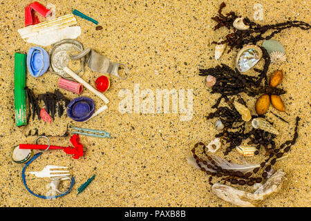 Plastica reale inquinamento che si trova sulla spiaggia separati e ordinati dalla spiaggia naturale di alghe e conchiglie dove è stato trovato lo spazio per il testo Foto Stock