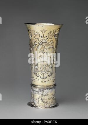 Footed becher. Cultura: Ungherese, Brassó. Dimensioni: complessivo: 8 3/8 x 4 5/16 in. (21,2 x 11 cm). Autore: Franciscus Rether (attivo 1634-84, master 1635). Data: metà del XVII secolo. A forma di un imbuto bicchieri con alte basi cave sono state uno dei Salgo le grandi passioni e il Metropolitan Museum of Art selezionato diversi esempi della sua collezione per documentare la loro varietà di dimensioni e qualità artistica e il tipo di decorazione. Scene di caccia e di un leone, elk e cavallino rampante sono tutti potentemente illustrato su questo pezzo. Il applicata, anello stampato segna il fondo effettivo del liquido-contenente una parte di questo Foto Stock