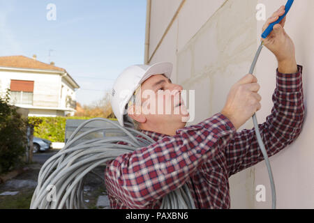 La mezza età lavoratore in un sito in costruzione Foto Stock