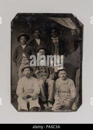 [Sei operai azienda vari attrezzi del mestiere: pennelli, benna, bottiglia di vetro e Hatchet]. Artista: Sconosciuto (americano). Dimensioni: Immagine: 8,5 x 6,4 cm (3 3/8 x 2 1/2 in.), Piastra: 8,9 x 6,5 cm (3 1/2 x 2 9/16 in.). Data: 1860s-70s. Museo: Metropolitan Museum of Art di New York, Stati Uniti d'America. Foto Stock