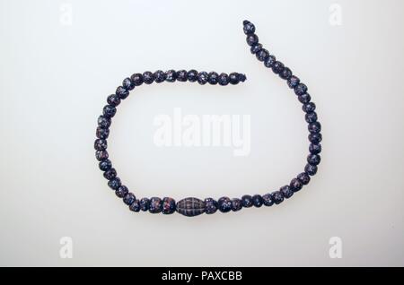 Collana con 54 perle millefiori. Dimensioni: altri: 12 1/2 in. (31,8 cm) di diametro (diametro medio): 1/4 in. (0.7 cm) Altro (cordone pendente): 9/16 x 9/16 in. (1,5 x 1,5 cm). Museo: Metropolitan Museum of Art di New York, Stati Uniti d'America. Foto Stock