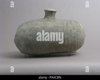 Caraffa. Cultura: copto. Dimensioni: complessivo: 9 7/16 x 14 15/16 x 7 3/4 in. (23,9 x 38 x 19,7 cm). Data: 4-VII secolo. Museo: Metropolitan Museum of Art di New York, Stati Uniti d'America. Foto Stock