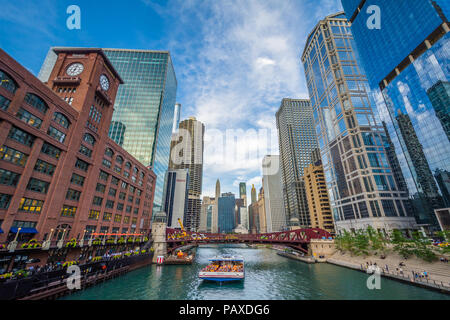 Grattacieli lungo il fiume Chicago, Chicago, Illinois Foto Stock